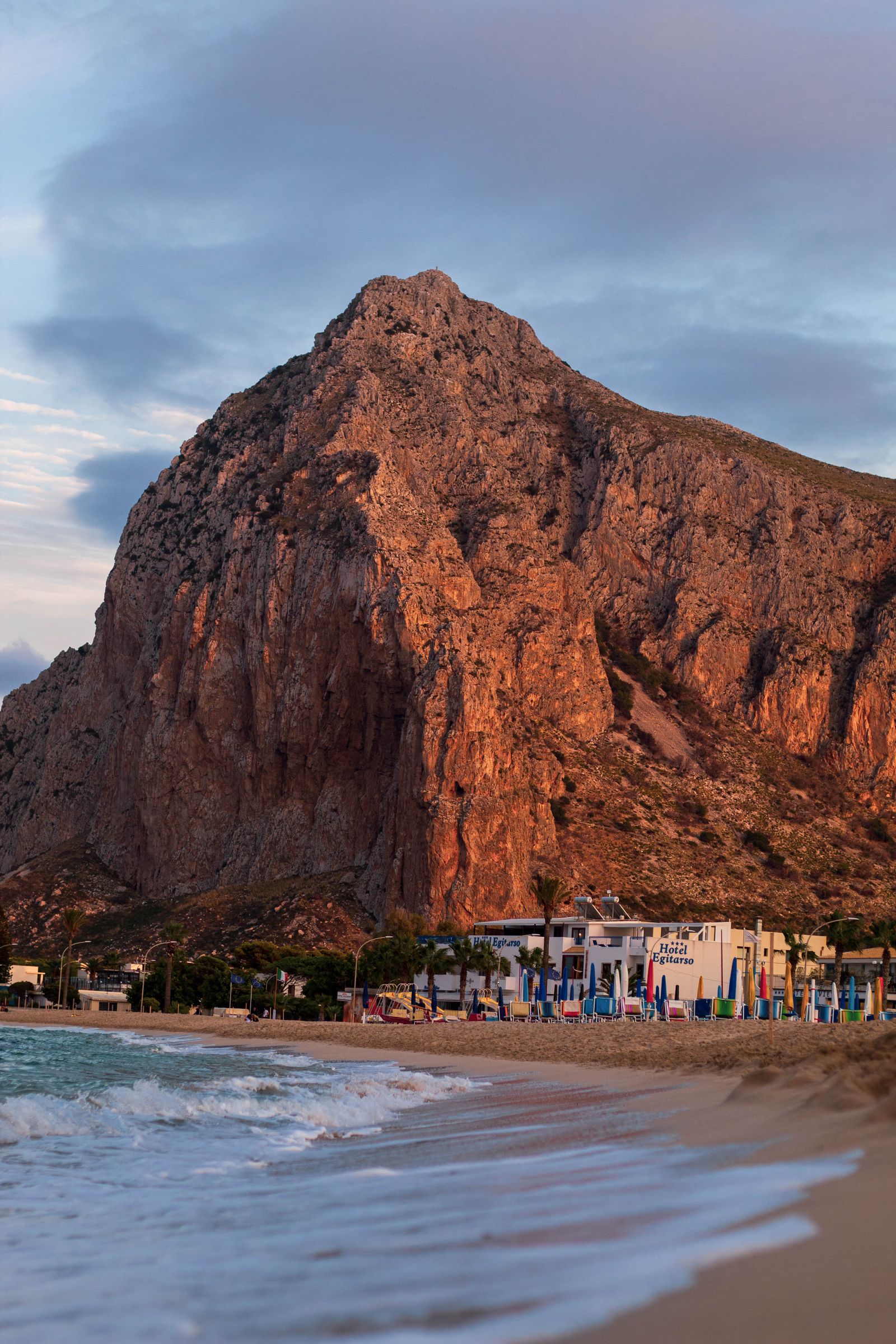 Spiaggia di San Vito Lo Capo con Monte Monaco